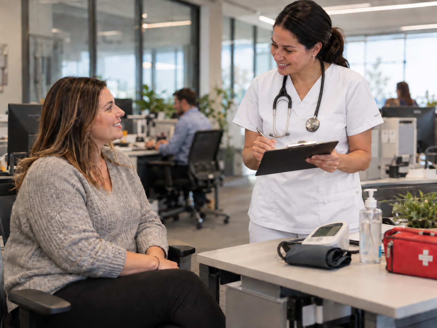 Enfermeras realizan una jornada de salud para personal de una empresa